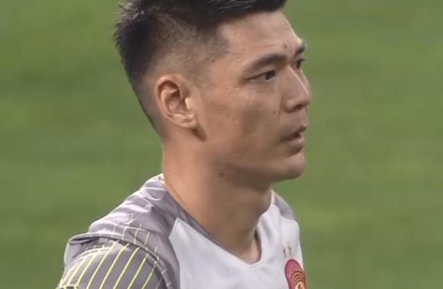  那不勒斯痛失榜首，金玟哉失误致关键丢球  