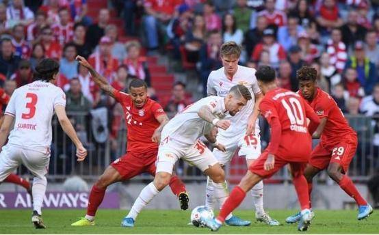  柏林联合主场球迷冲突导致比赛延期举行  