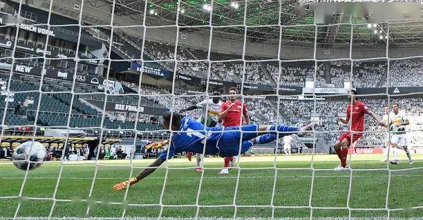  卡昂后防线默契十足，协同防守筑起钢铁长城